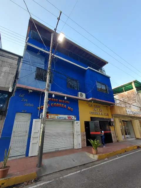 Edificio altamente comercial con apartamento y salón de usos múltiples 