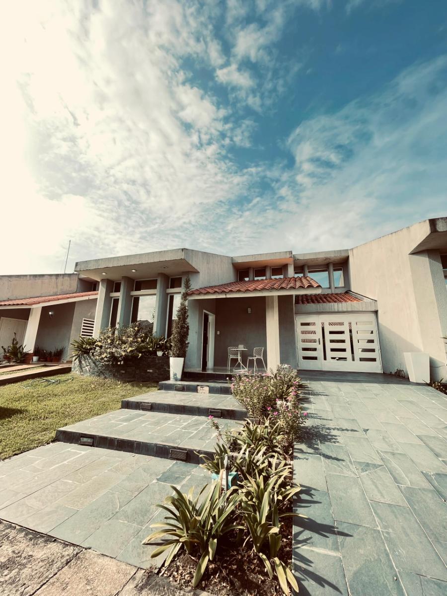 Lujoso y exclusivo Tomwhouse en Conjunto Residencial la Alborada