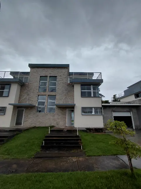 Hermoso Townhouse de 3 niveles en Colinas del country