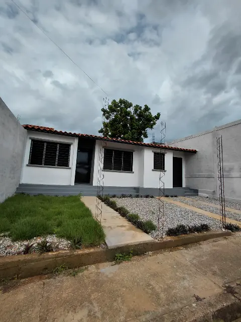 Hermosa Casa en Ciudad Varyna, moderna