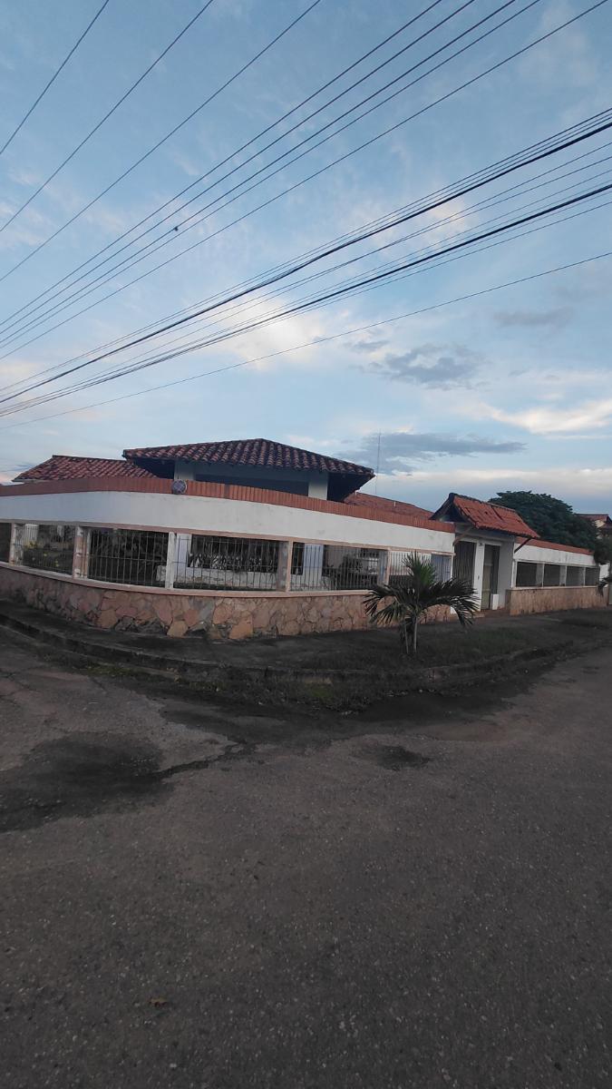 Hermosa casa ubicada en la Urb los Kloster, Alto Barinas Norte